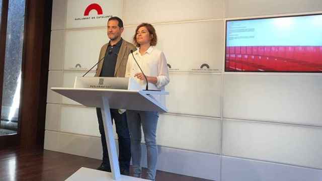 Los portavoces de los comunes en el Congreso y en el Parlament, Jose Vendrell y Elisenda Alamany, que han pedido la retirada de los recursos contra las leyes catalanas / CG