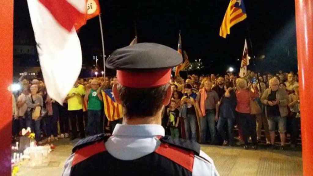 Un mosso d'esquadra, ante una concentración independentista en una comisaría / CG