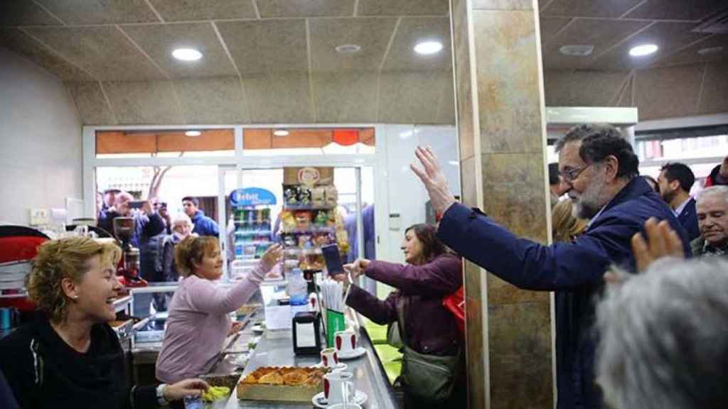 Mariano Rajoy en un acto de precampaña en un mercado Castelldefels (Barcelona) / CG