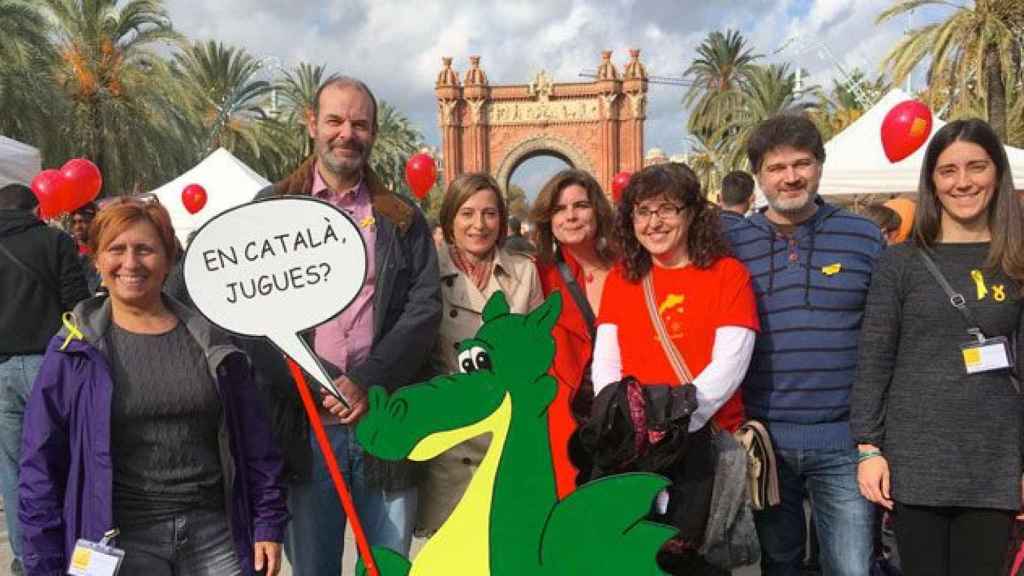 La presidenta del Parlament, Carme Forcadell (c), ha sido la invitada estrella de la fiesta infantil de la ONG del catalán / CG