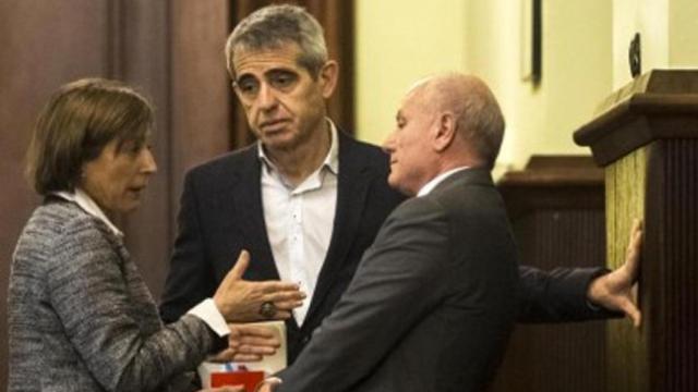 Carme Forcadell, presidenta del Parlament, junto al secretario general de la Cámara, Xavier Muro, y el letrado mayor, Antoni Bayona, en una imagen de archivo / EFE