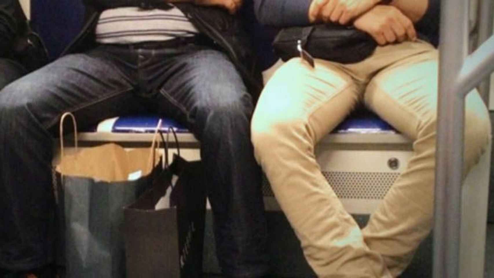 El hábito de algunos hombres de abrir mucho las piernas en el transporte público es calificado de machista por la CUP / CUP TERRASSA