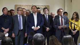 El portavoz de PDECat, Francesc Homs, acompañado del diputado de Junts pel Sí en el Parlament Lluis LLach, el vicepresidente de la Generalitat de Cataluña, Oriol Junqueras, el presidente, Carles Puigdemont, y el expresidente Artur Mas, entre otros, est