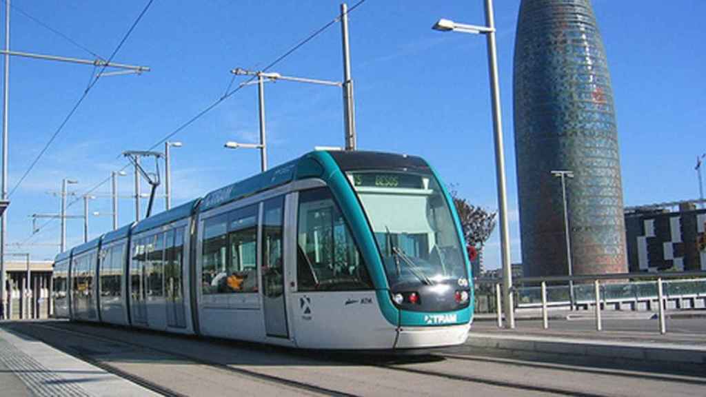 El Trambesós, a su paso por la Torre Agbar de Barcelona.