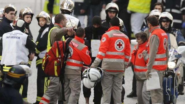 Cuerpos militares, policiales y servicios de urgencias se despliegan en el asalto contra terroristas atrincherados en un piso del barrio de Saint Denis.