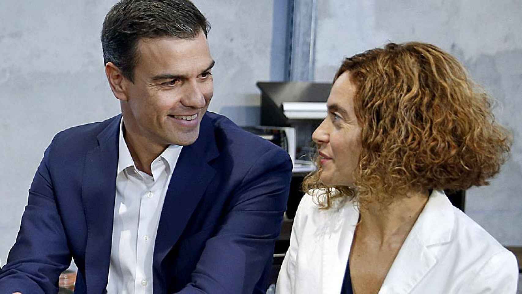 El líder del PSOE, Pedro Sánchez, y la 'número dos' del partido para las generales por Madrid, Meritxell Batet