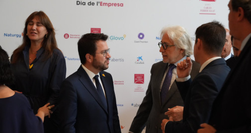 Pere Aragonès (c), Josep Sánchez Llibre (d) y Laura Borràs (i) en los XV Premis Carles Ferrer Salat / LUIS MIGUEL AÑÓN (CG)