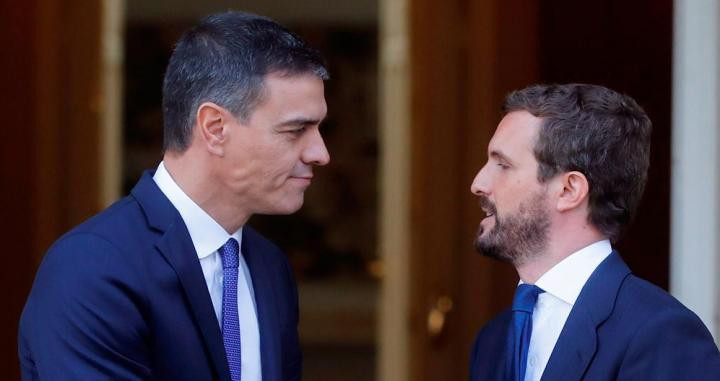 El presidente del Gobierno en funciones, Pedro Sánchez (i), recibe al líder del PP, Pablo Casado, en el Palacio de La Moncloa donde ambos se han reunido este miércoles para analizar la escalada de violencia en Cataluña / EFE