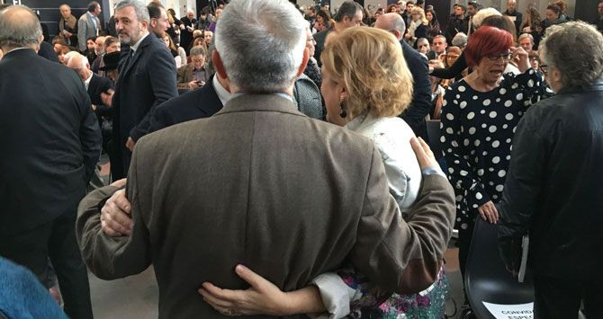 Los periodistas Pilar Rahola y Xavier Sardà charlan con el expresidente de la Generalitat, Artur Mas / CG