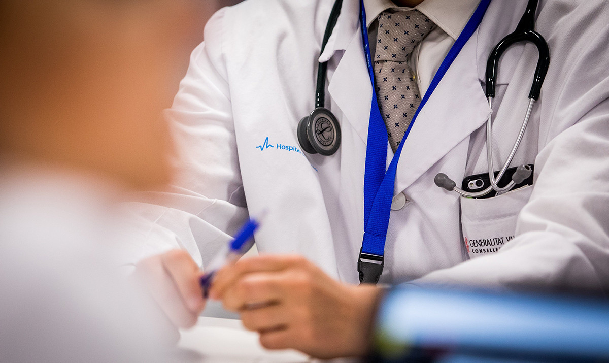 Un médico de familia atendiendo a sus pacientes / EP