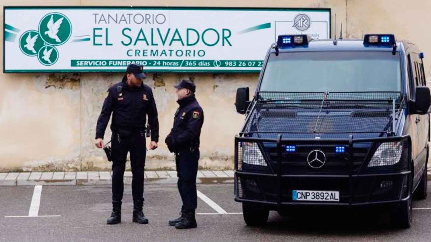 La Policía Nacional, durante un registro a Grupo El Salvador por el 'caso ataúdes' / EFE