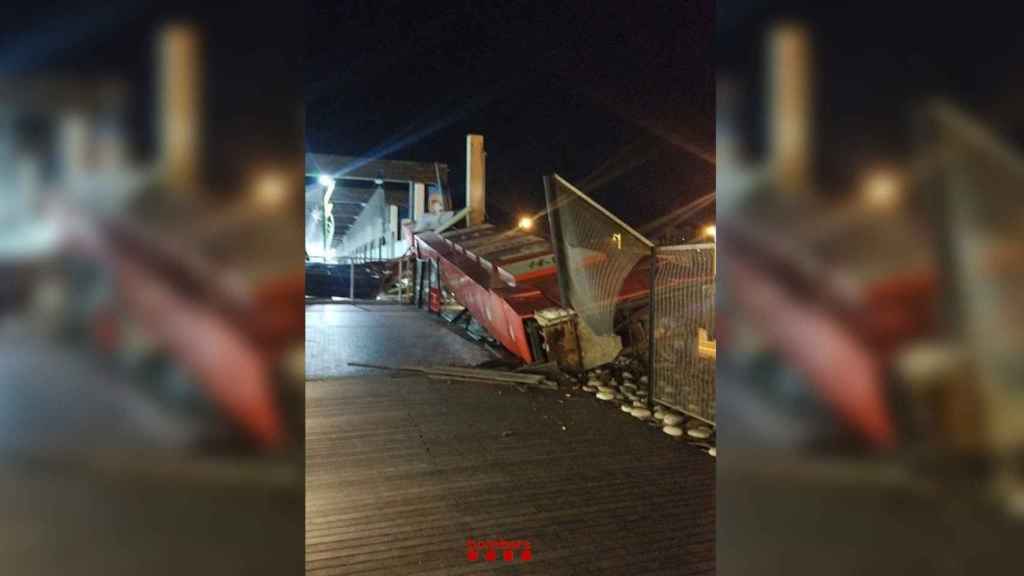 Torre publicitaria de 20 metros que ha derribado el viento en el centro comercial Màgic de Badalona / BOMBERS