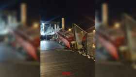 Torre publicitaria de 20 metros que ha derribado el viento en el centro comercial Màgic de Badalona / BOMBERS