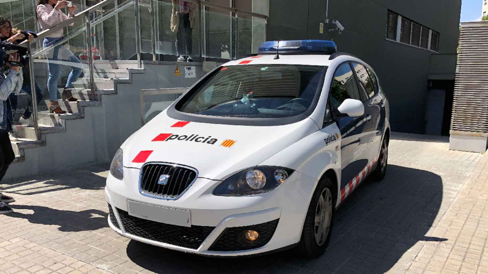 Coche policial con el principal sospechoso del caso Janet Jumillas, saliendo de los juzgados de Cornellà de Llobregat / EUROPA PRESS