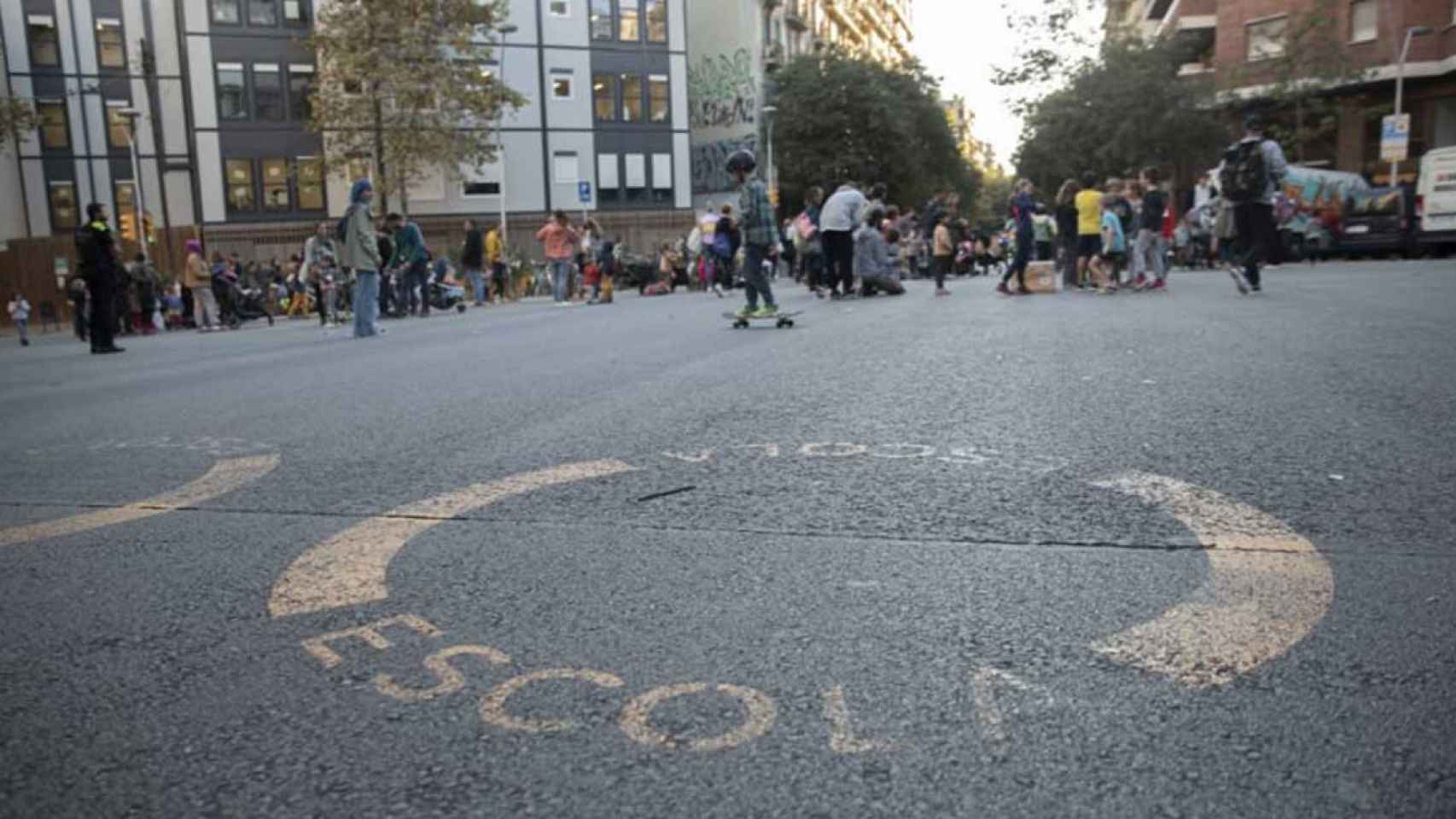 Una imagen que muestra un entorno escolar seguro, por lo que este viernes las familias cortarán el tráfico / REVOLTA ESCOLAR