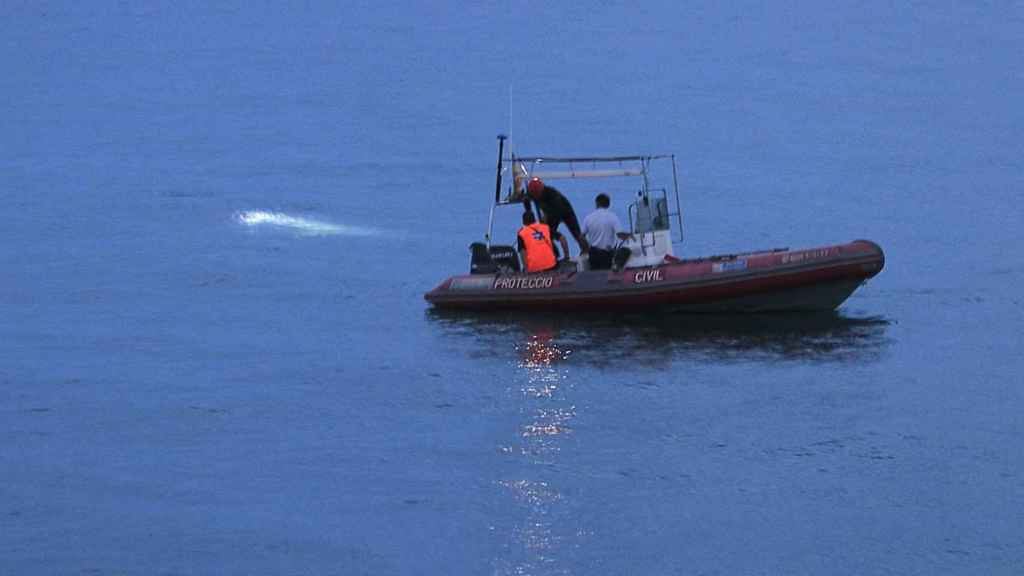 Equipos de emergencias buscan al hombre desaparecido en la playa de S'Abanell (Girona) / AJUNTAMENT DE BLANES