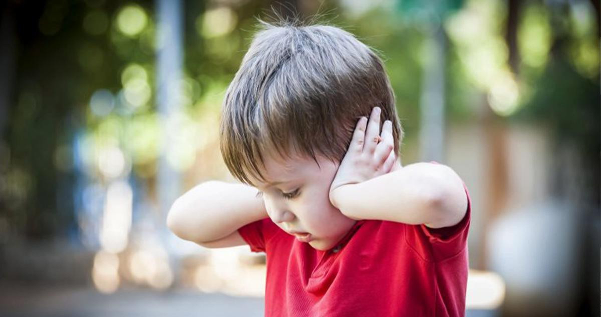 Imagen representativa de un niño con autismo / MOTION ARRAY