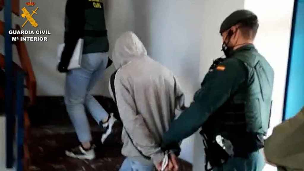 Uno de los miembros detenidos de la banda latina Blood, caracterizada por perpetrar todo tipo de delitos con extrema violencia / GUARDIA CIVIL