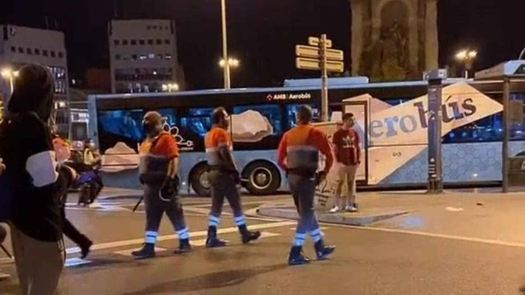 Los vigilantes del metro de Barcelona en el momento que salieron a disolver la reyerta entre usuarios del suburbano en Plaza España / BCNLEGENDS