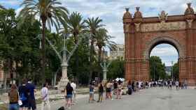 Colas para acceder a la unidad móvil de vacunación situada en Arco del Triunfo de Barcelona antes de la apertura del servicio / CG