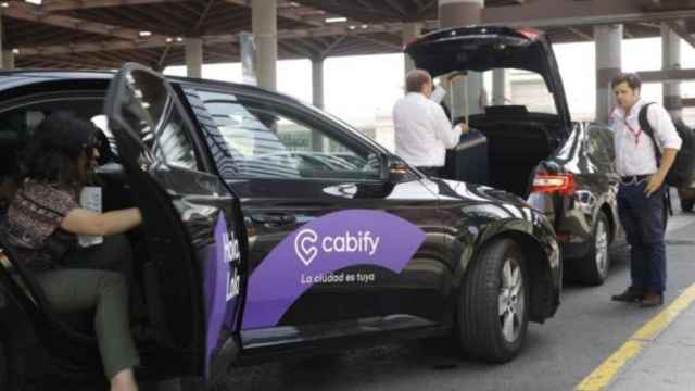 Un vehículo de la VTC Cabify en el aeropuerto de Barcelona / CABIFY