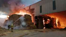 Los bomberos sofocan el fuego en Vallfogona de Balaguer (Lleida) / BOMBERS