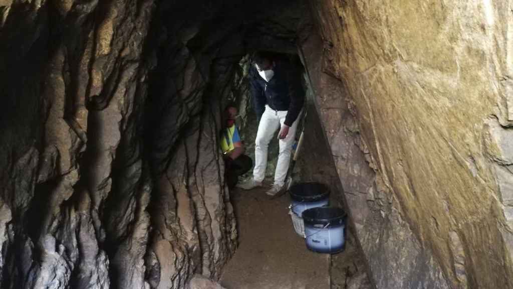 Especialistas en patrimonio trabajan en el interior del refugio encontrado en Palamós / AJUNTAMENT PALAMÓS