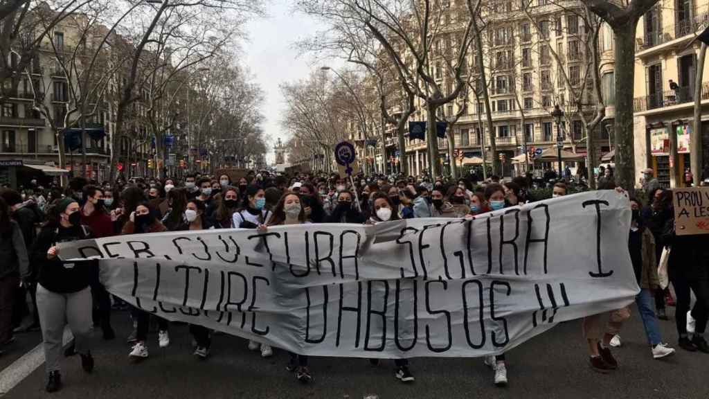 La cabecera de la manifestación contra los abusos en el sector de la cultura esta mañana en Barcelona / EP