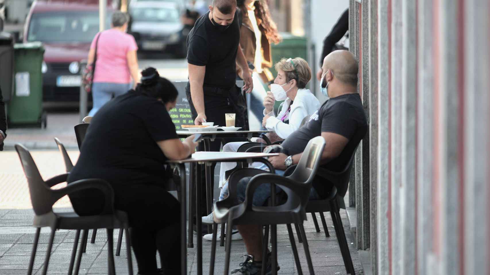 Varias personas sentadas en una terraza / EP