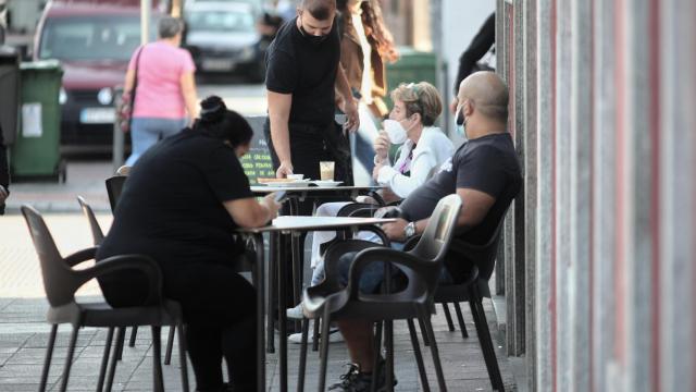 Varias personas sentadas en una terraza / EP