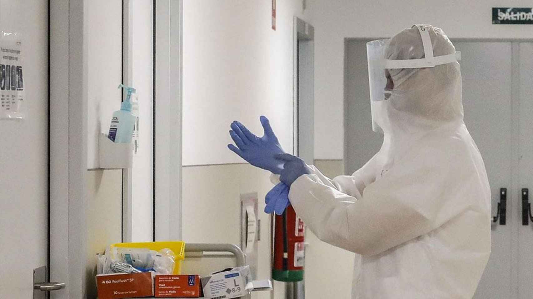 Un sanitario de Cataluña se prepara para entrar en una habitación de un hospital de Lleida / EP