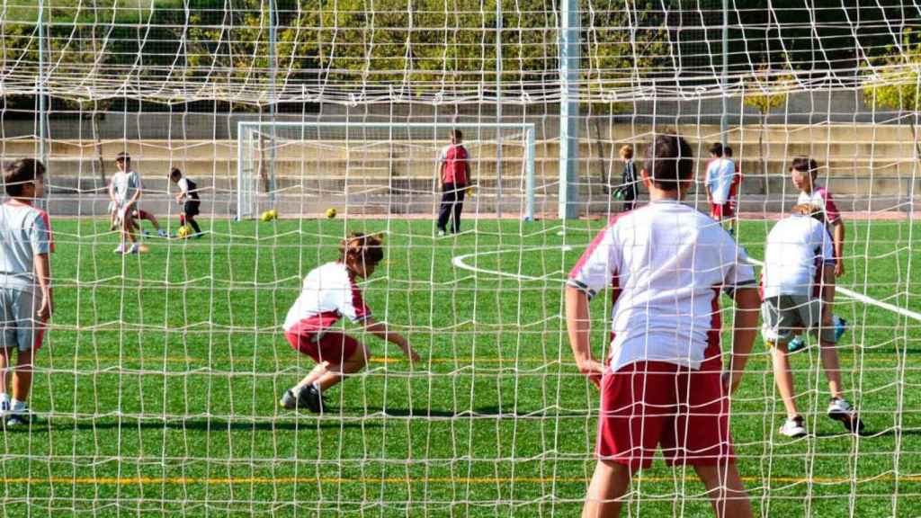 Imagen de un partido de fútbol infantil en el colegio de élite Ágora International School / CG