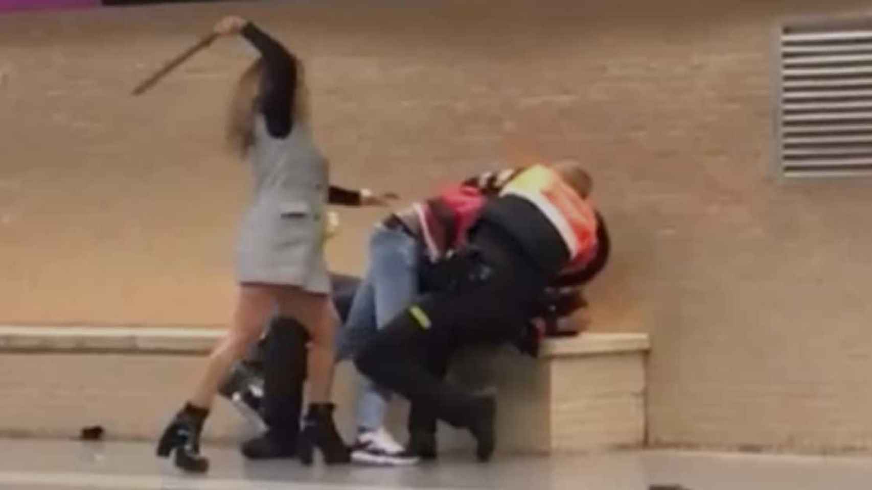 La detenida golpeó con una porra a dos guardias de seguridad del Metro de Badalona / CEDIDA