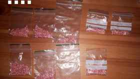 Pastillas de LSD y éxtasis intervenidas por los Mossos d'Esquadra en el desmantelamiento de un nuevo almacén de droga en Ciutat Vella / TWITTER: @mossos