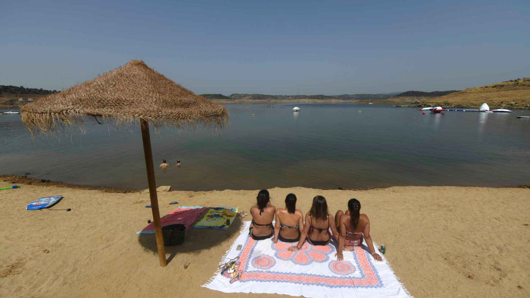 Una playa española durante la ola de calor / EFE