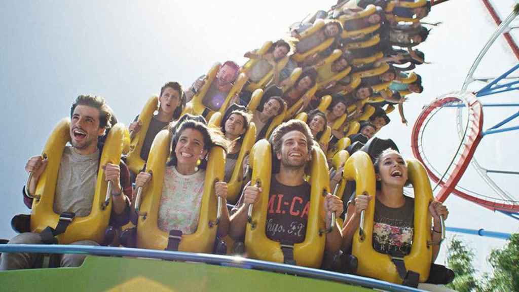 Gente montada en el Dragon Khan / PORTAVENTURA