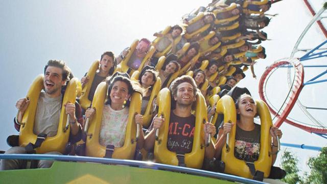 Gente montada en el Dragon Khan / PORTAVENTURA