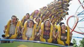 Gente montada en el Dragon Khan / PORTAVENTURA