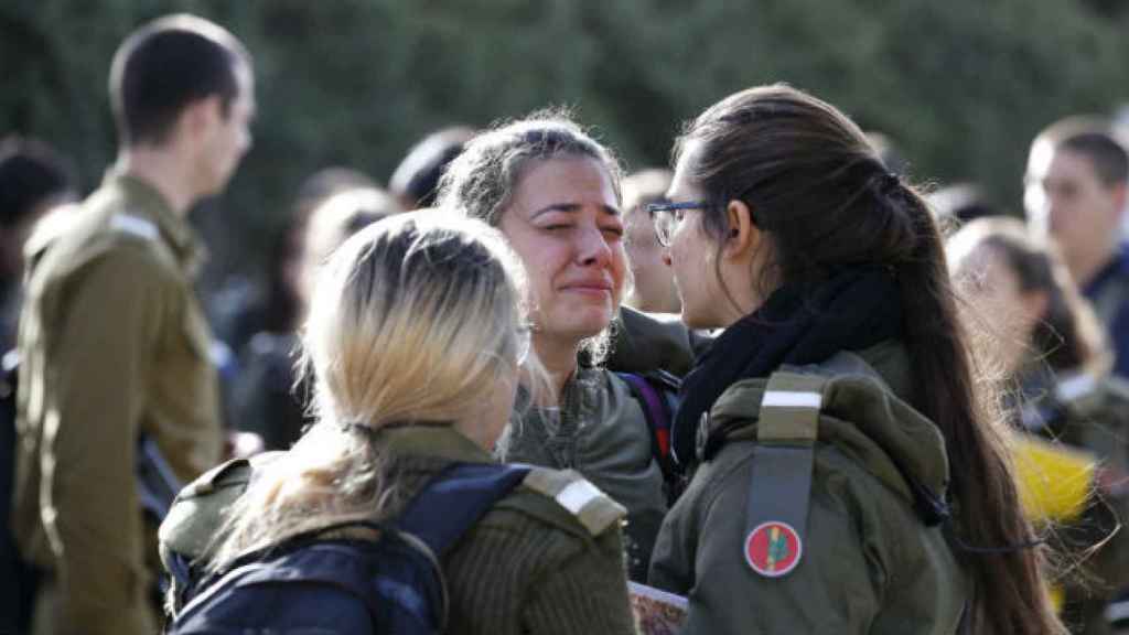 Una soldado israelí, afectada por el atropello mortal de Jerusalén el domingo /  EFE