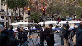 Un grupo de periodistas monta guardia frente a la sala Bataclan una vez finalizado el asalto policial.