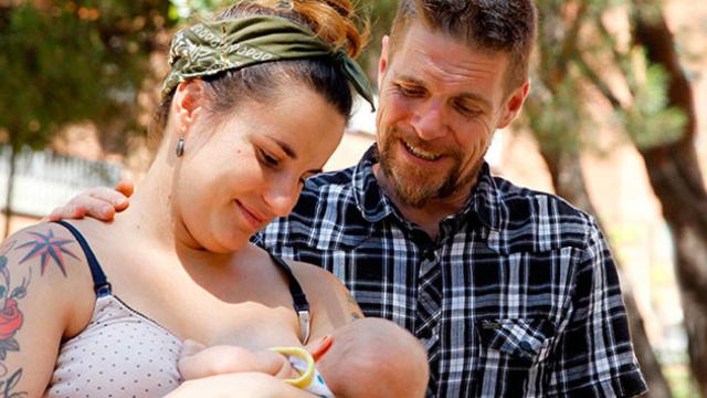El bebé Lobo junto a sus padres, María e Ignacio. / EFE