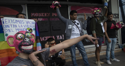 Activistas protestan hoy afuera del Centro Nacional de Programas Preventivos y Control de Enfermedades (Cenaprece), en la Ciudad de México (México) / ISAAC ESQUIVEL - EFE