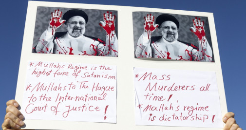 La gente se manifiesta durante la protesta mundial contra el régimen iraní frente a la oficina del Alto Comisionado de las Naciones Unidas para los Derechos Humanos, en Ginebra, Suiza / SALVATORE DI NOLFI - EFE