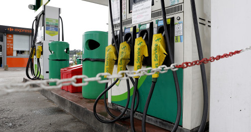 Un letrero dice Fuera de servicio en un surtidor de una gasolinera BP en Niza, Francia /  EFE