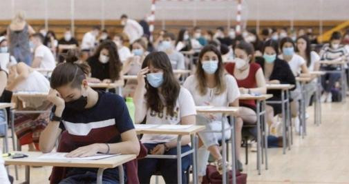 Estudiantes haciendo el examen de selectividad / EUROPA PRESS