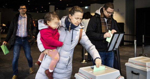 Varios ciudadanos húngaros depositan sus votos en las urnas / EFE