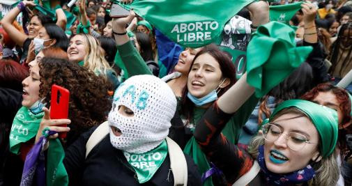 Mujeres celebran la decisión de la Corte / Efe
