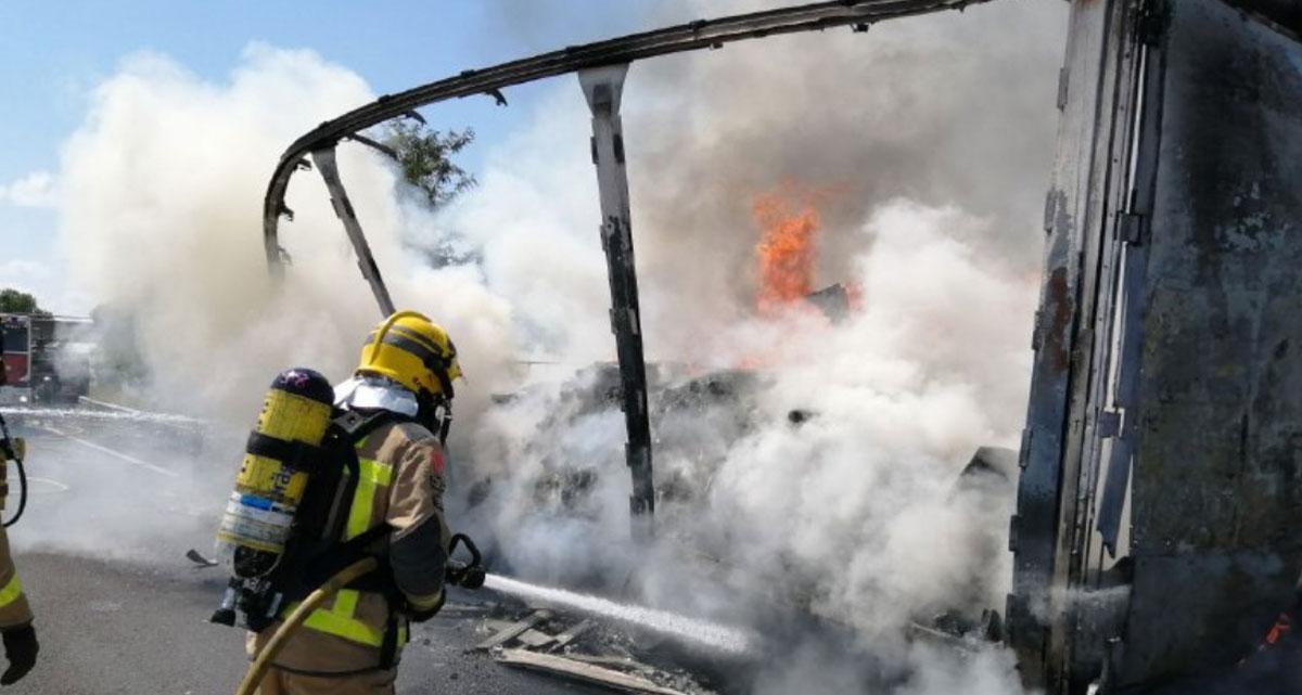 Bomberos apagan el camión en llamas / BOMBERS