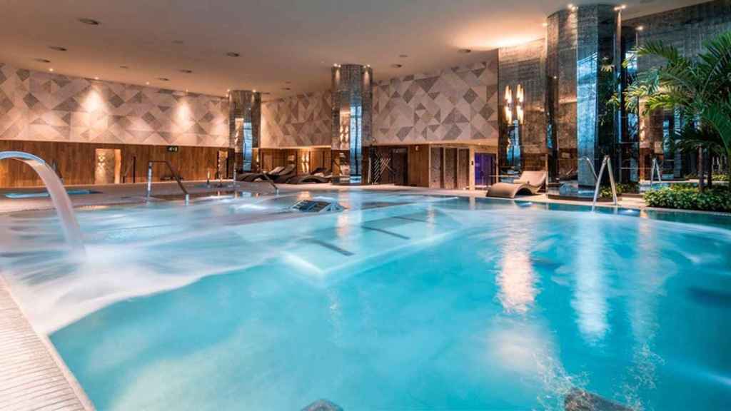 La piscina del Hotel Sofia Barcelona, un  hotel vendido en 2021 y 2023