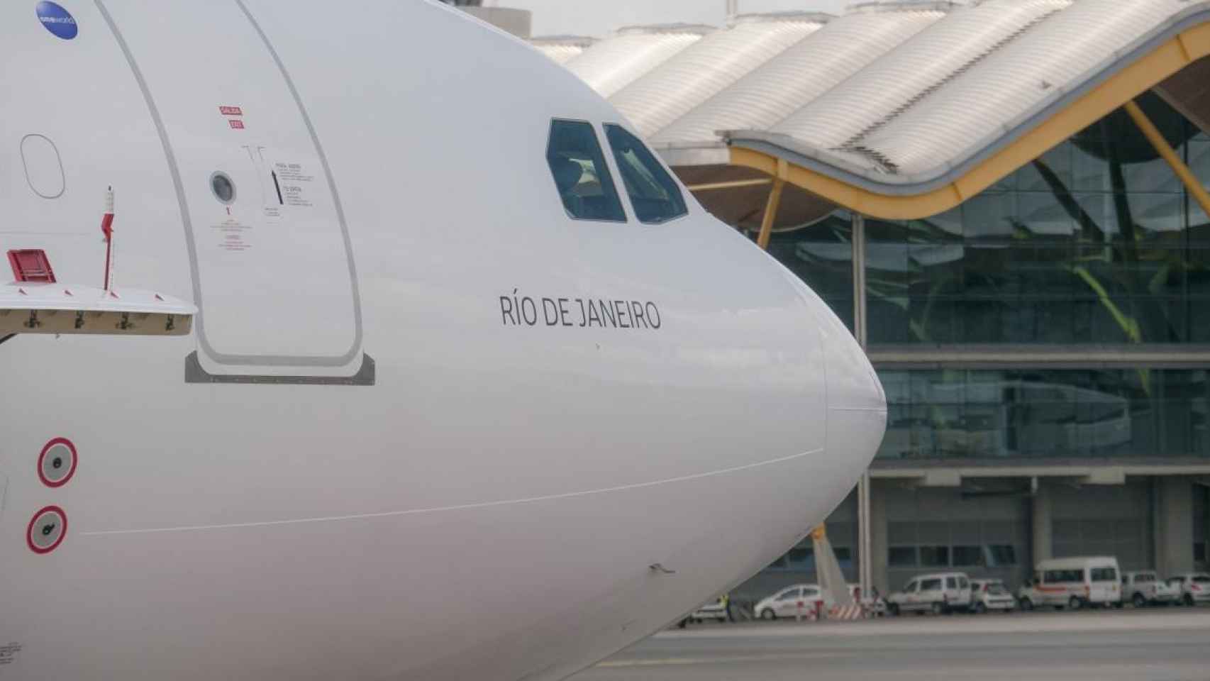 Un avión comercial estacionado en un aeropuerto / EP